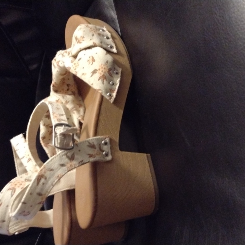 Universal Thread 9.5 cream platform sandals